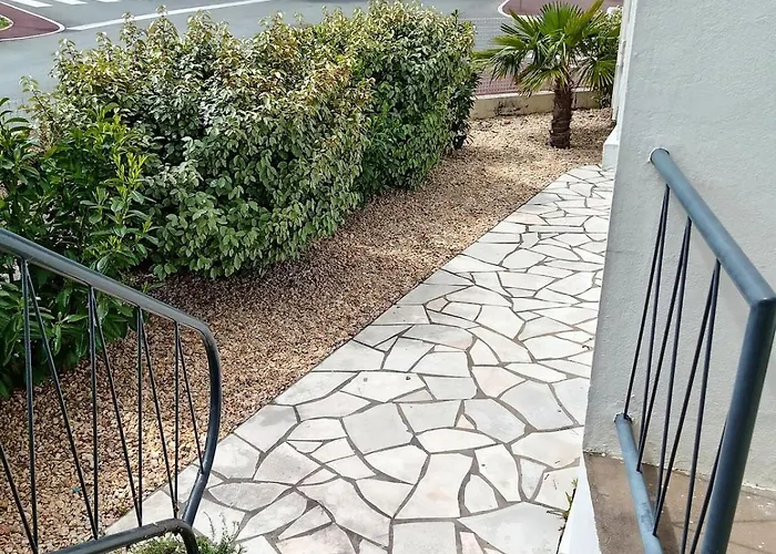 T3 Authentique Avec Terrasse Et Parking Prive